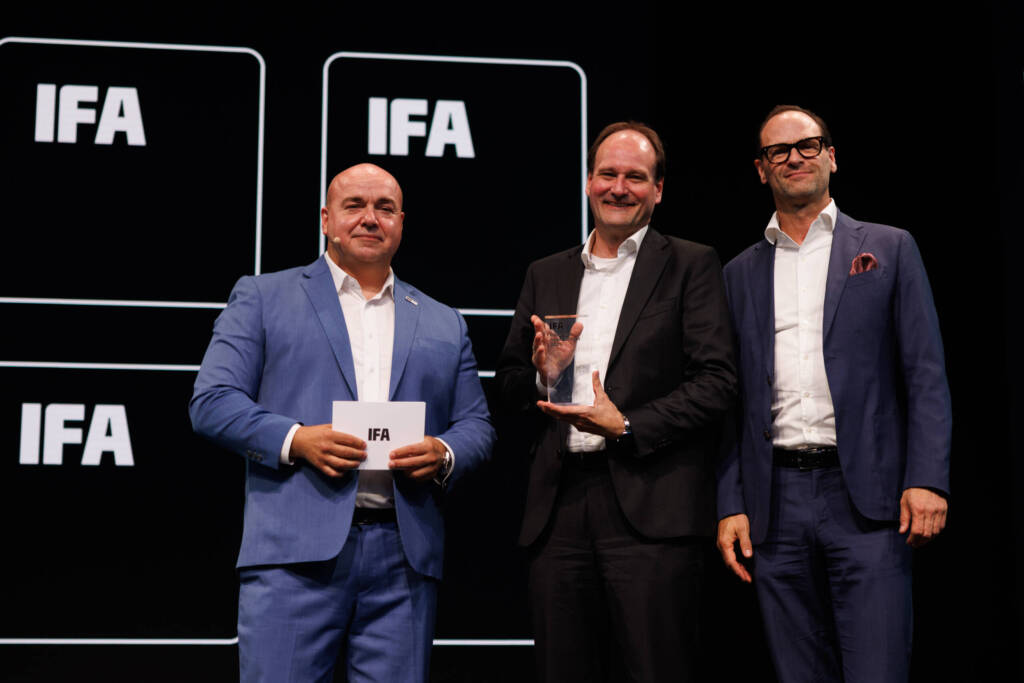 Ausgezeichnet: Dr. Markus Miele (mi.) und Axel Kniehl (re.) nahmen die Auszeichnung des IFA Innovation Awards von Leif Lindner entgegen. (Foto: IFA)