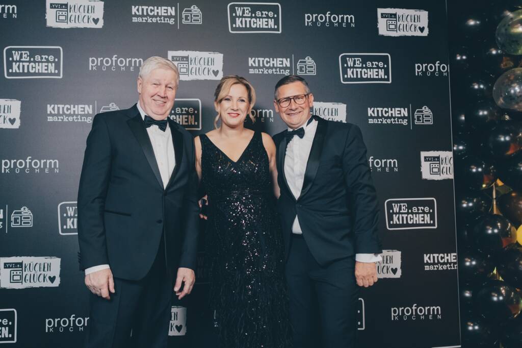 Ralf Meusel (li.), Yvonne Zahn und Markus Schomacker luden zur 45-jährigen "Kitchen Gala" des Studios Proform Küchen in Weinheim. (Foto: Proform)